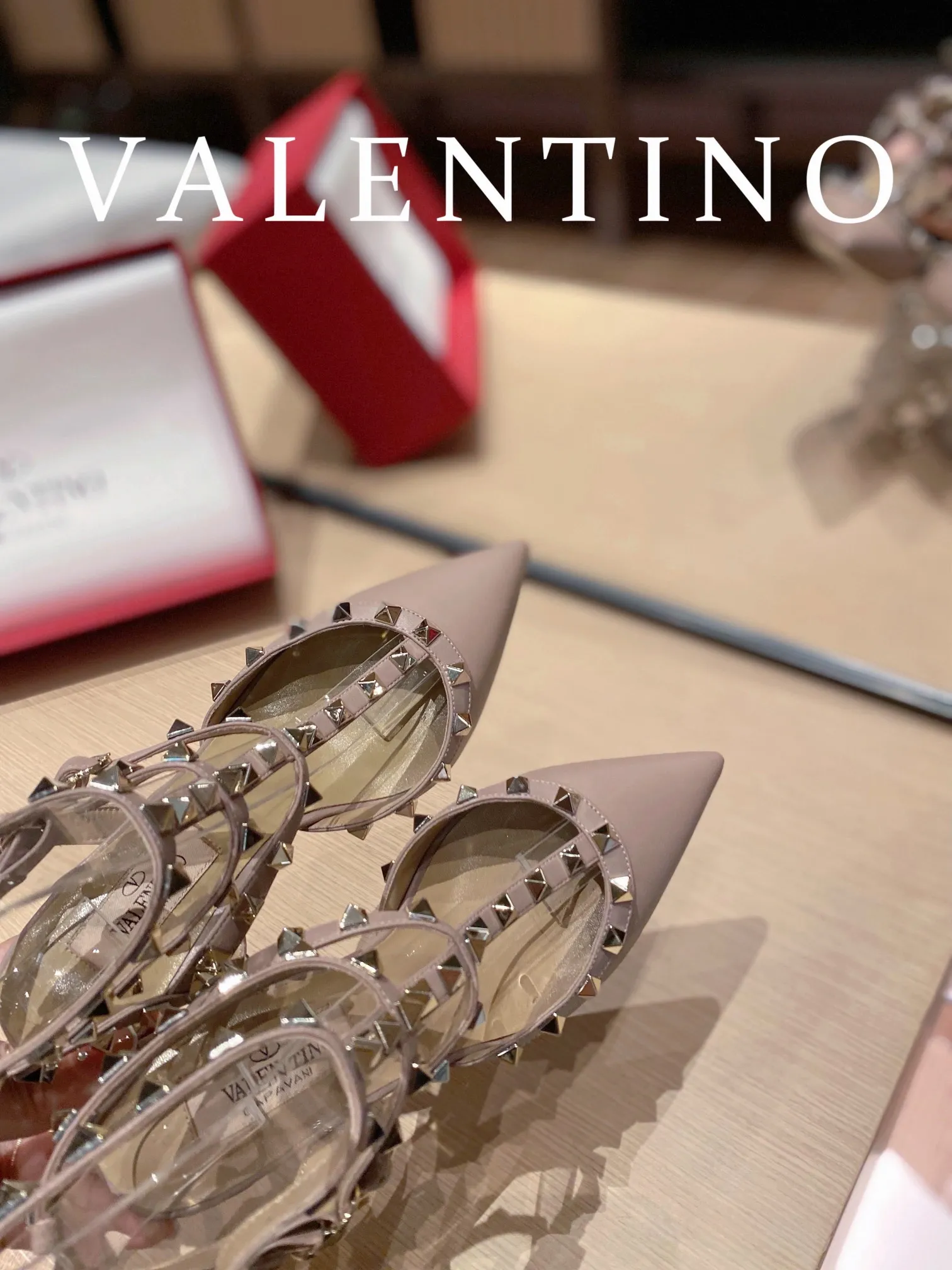 👟👟Ex-factory price 560👟👟 Women's shoes, women's clothing 𝙑𝙖𝙡𝙚𝙣𝙩𝙞𝙣𝙤/Valentino𝙑𝙏 🎁Latest colors😍ʚ😊ɞ has been an Italian national treasure brand since the 1960s. Timeless and deeply rooted in people's hearts❤ Never out of date. One of the must-have items 〰 ɪɴѓᴏʀᴍᴀᴛɪᴏɴ 〰♡ There are many colors for you to choose from💝Original molded electric rivets (non-oxidized) High-end customized imported cowhide➠Mirror patent leather❗️Details in place🆚Exclusive color card💯Comfortable sheepskin lining✅Imported Italian leather outsole🇮🇹 Size: 35-39 (34.40.41.42) Also customized♡♡ Heel height: ➠6.5cm